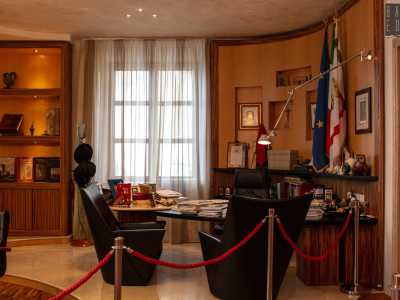 Entriamo infine nell�ufficio del Presidente della Regione, ultima tappa del nostro viaggio...